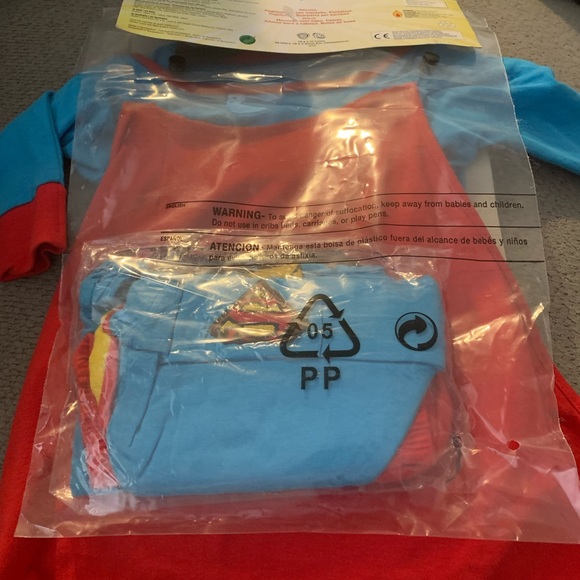 Incl. Onsie with cape ,pants, Headpiece,Booties - Picture 5 of 5